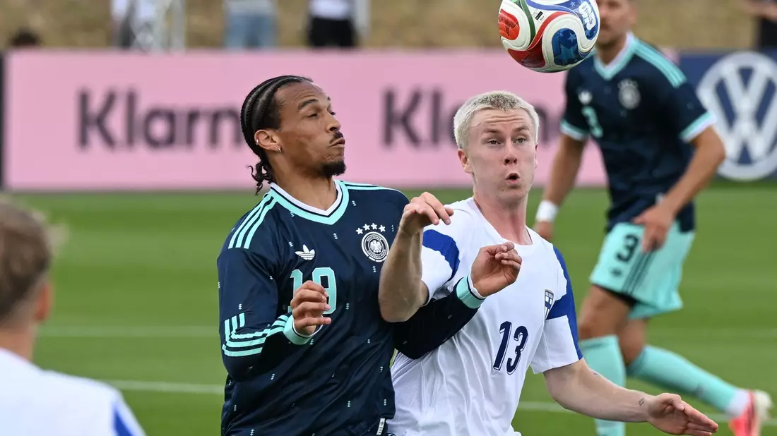 Leroy Sané (l) ist zum Herausforderer von Youngster Lennart Karl geworden. - Bild: Federico Gambarini/dpa