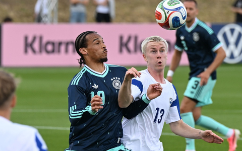 Leroy Sané (l) ist zum Herausforderer von Youngster Lennart Karl geworden. - Foto: Federico Gambarini/dpa