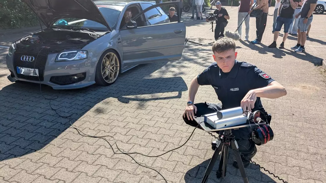 POL-LG: ++ Tuning-Talk Reloaded - Präventionsveranstaltung in Lüneburg - ein voller Erfolg ++ Fachgespräche, Beratung zu legalen Tuning-Optionen, Schallpegelmessungen und ein Dialog auf Augenhöhe ++ - Bild: presseportal.de