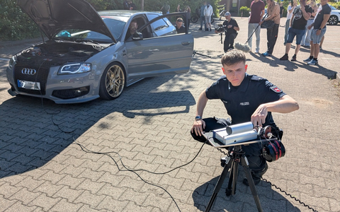 POL-LG: ++ Tuning-Talk Reloaded - Präventionsveranstaltung in Lüneburg - ein voller Erfolg ++ Fachgespräche, Beratung zu legalen Tuning-Optionen, Schallpegelmessungen und ein Dialog auf Augenhöhe ++ - Bild: presseportal.de