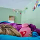 Wenn kranke Kinder betreut werden müssen, bleiben überwiegend Mütter zu Hause. (Archivbild) - Bild: Annette Riedl/dpa