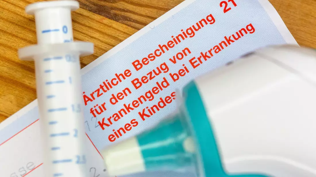 Gesetzlich versicherte Eltern können Krankengeld beantragen, wenn ein Kind unter zwölf Jahren krank ist und sie deshalb nicht zur Arbeit gehen. (Symbolbild) - Bild: Fernando Gutierrez-Juarez/dpa