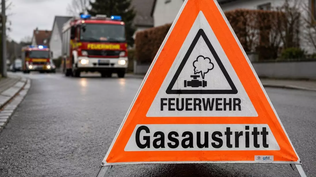 FW Bad Oeynhausen: Beschädigte Gasleitung durch Baggerarbeiten - Bild: presseportal.de