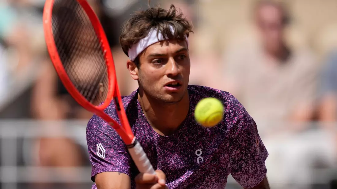 Flavio Cobolli zeigt in Paris starke Leistungen. - Bild: Christophe Ena/AP/dpa