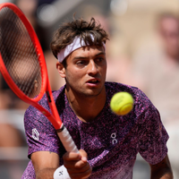 Flavio Cobolli zeigt in Paris starke Leistungen. - Foto: Christophe Ena/AP/dpa