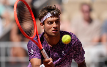Flavio Cobolli zeigt in Paris starke Leistungen. - Foto: Christophe Ena/AP/dpa