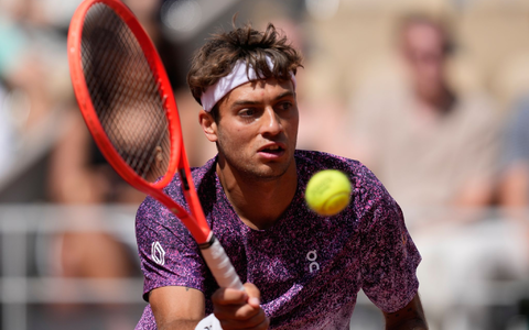 Flavio Cobolli zeigt in Paris starke Leistungen. - Foto: Christophe Ena/AP/dpa