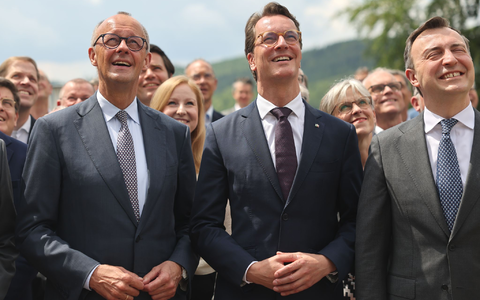 Als sei nichts gewesen: Merz, Wüst und Ziemiak. - Foto: Oliver Berg/dpa-Pool/dpa