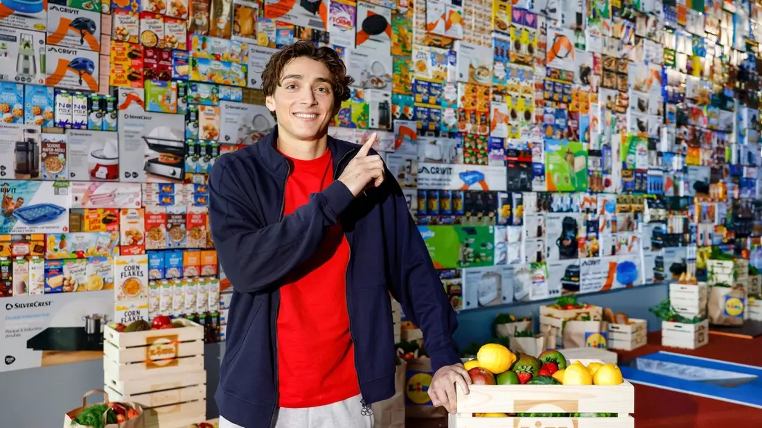 Jump of the Year: Armand Duplantis überwindet 5,50 Meter hohe Wand aus Lidl-Produkten - Bild: presseportal.de
