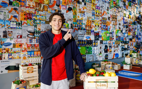 Jump of the Year: Armand Duplantis überwindet 5,50 Meter hohe Wand aus Lidl-Produkten - Bild: presseportal.de