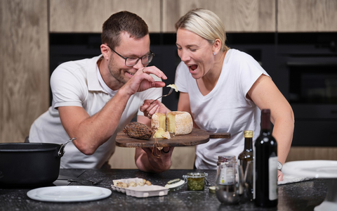 Morbus Crohn, Hashimoto und Co.: Tobias Stumpfl und Karin Stumpfl von TOBIO zeigen, wie vermeintlich gesunde Lebensmittel krank machen können - Bild: presseportal.de