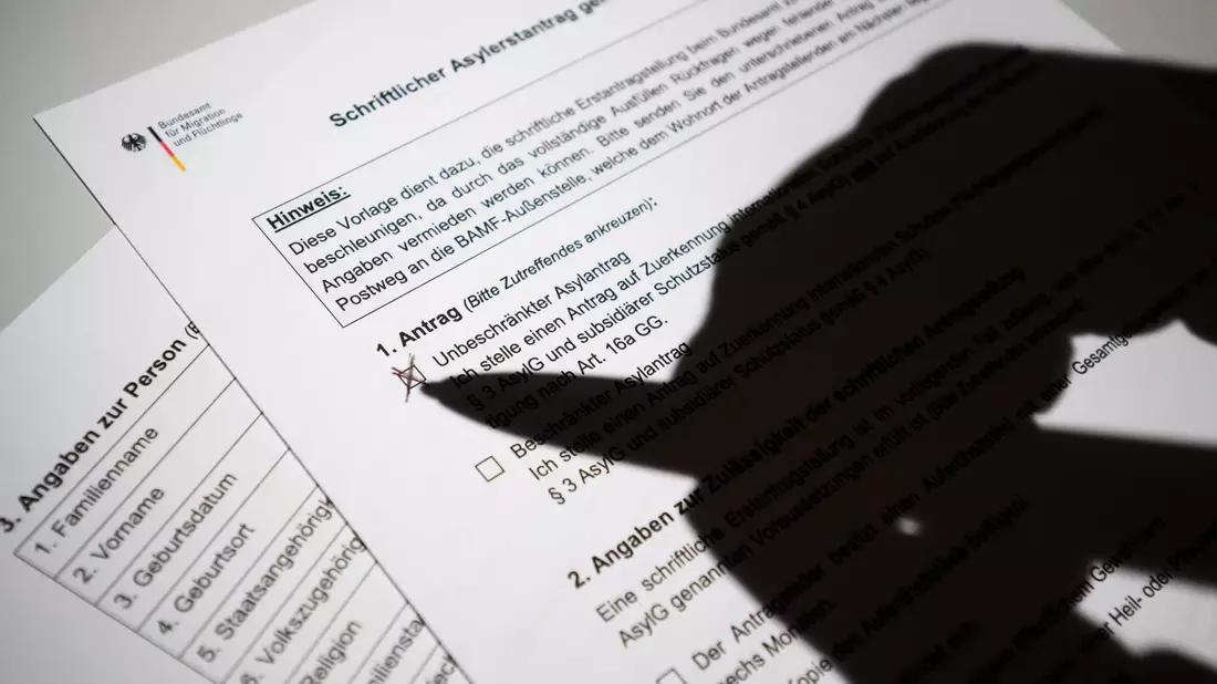 Die Zahl der Menschen, die erstmals in Deutschland einen Asylantrag stellen, geht weiter zurück. (Symbolbild) - Bild: Julian Stratenschulte/dpa