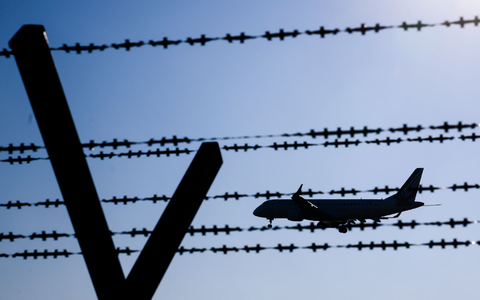 Die Zahl der Abschiebungen aus den EU-Ländern war im vergangenen Jahr gestiegen. (Symbolbild)  - Bild: Julian Stratenschulte/dpa