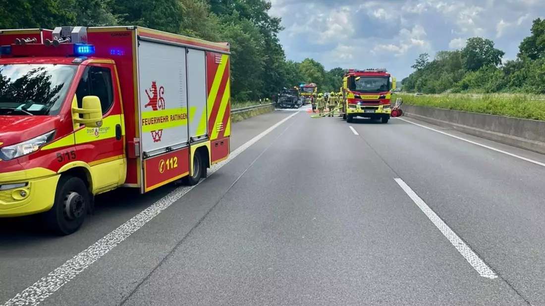 FW Ratingen: Brennender LKW auf der BAB 52 sorgt für Vollsperrung - Bild: presseportal.de