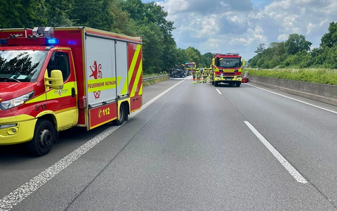 FW Ratingen: Brennender LKW auf der BAB 52 sorgt für Vollsperrung - Bild: presseportal.de