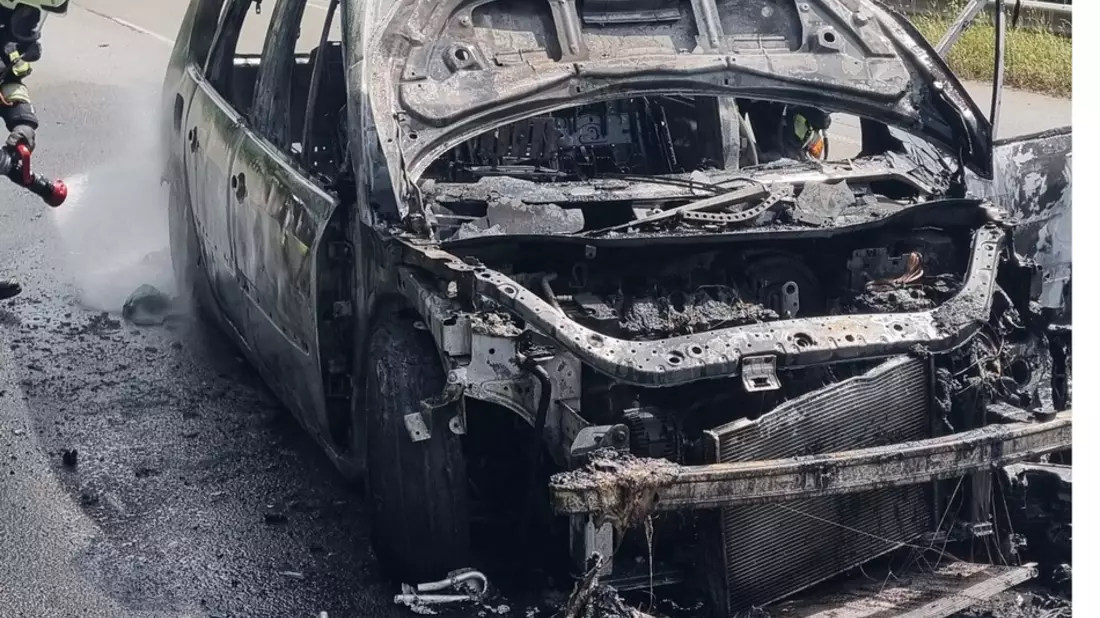 FW Dinslaken: Nachmeldung und Einsatzfotos zur Pressemeldung: Feuerwehr rückt zum Fahrzeugbrand, auslaufende Betriebsmittel und Kampfmittelfund aus - Bild: presseportal.de