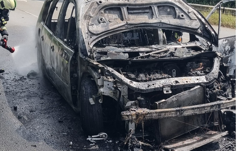 FW Dinslaken: Nachmeldung und Einsatzfotos zur Pressemeldung: Feuerwehr rückt zum Fahrzeugbrand, auslaufende Betriebsmittel und Kampfmittelfund aus - Bild: presseportal.de