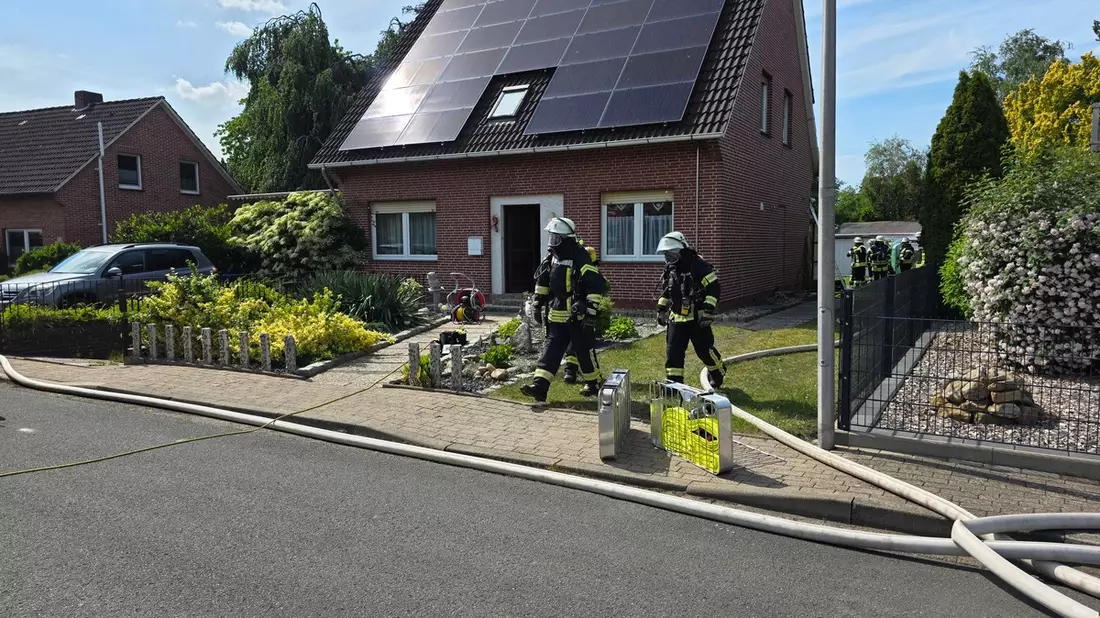 FW-ROW: Brand im Dachbereich eines Einfamilienhauses in Gnarrenburg - Bild: presseportal.de