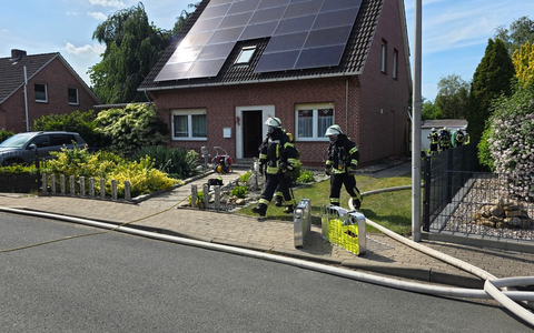 FW-ROW: Brand im Dachbereich eines Einfamilienhauses in Gnarrenburg - Bild: presseportal.de