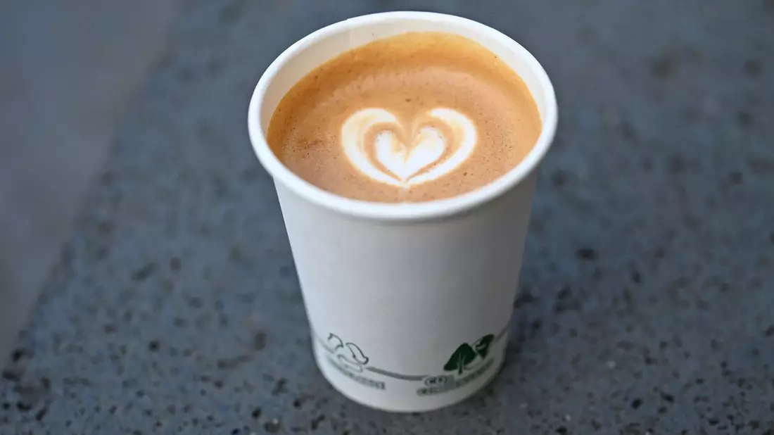 Ein Cappuccino kostet in Deutschland im Schnitt 3,57 Euro - und damit 10 Cent mehr als im vergangenen Jahr. - Bild: Michael Brandt/dpa