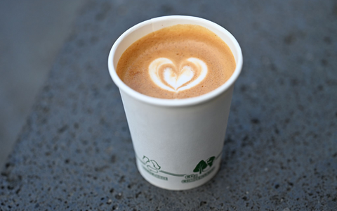 Ein Cappuccino kostet in Deutschland im Schnitt 3,57 Euro - und damit 10 Cent mehr als im vergangenen Jahr. - Bild: Michael Brandt/dpa
