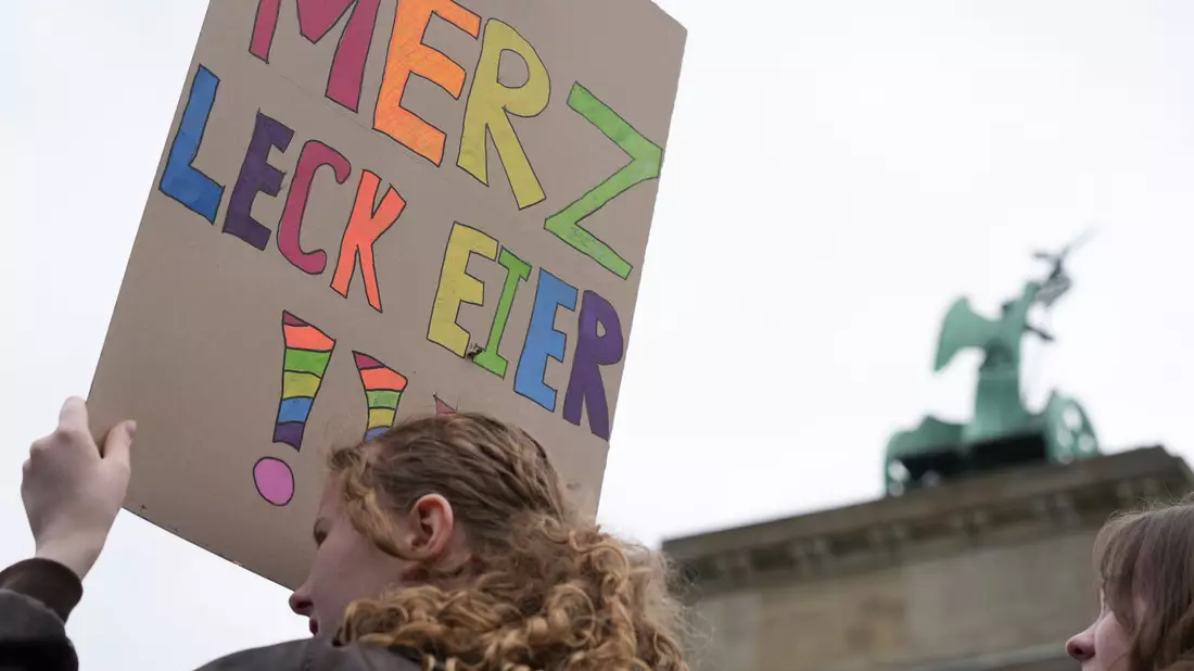 «Mehrzweckeier» klingt sehr nach «Merz leck Eier». (Archivbild) - Bild: Sven Kaeuler/dpa