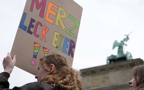 «Mehrzweckeier» klingt sehr nach «Merz leck Eier». (Archivbild) - Bild: Sven Kaeuler/dpa