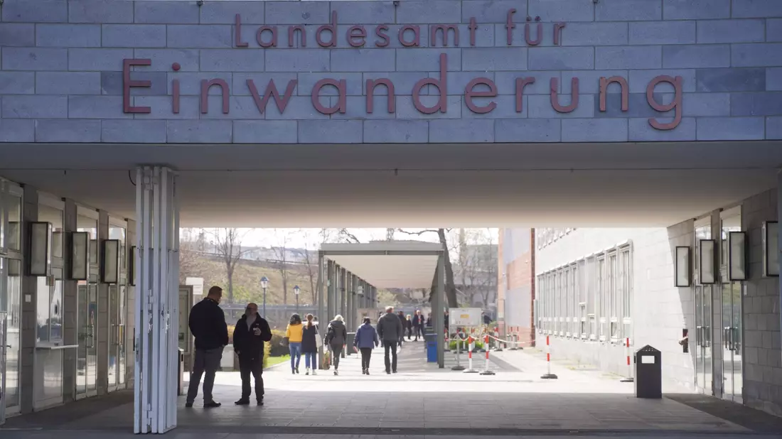 In Berlin wurden laut Mediendienst Integration im vergangenen Jahr rund 36.100 Anträge auf Einbürgerung gestellt. (Symbolbild) - Bild: Jörg Carstensen/dpa