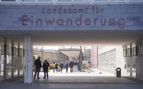 In Berlin wurden laut Mediendienst Integration im vergangenen Jahr rund 36.100 Anträge auf Einbürgerung gestellt. (Symbolbild) - Bild: Jörg Carstensen/dpa
