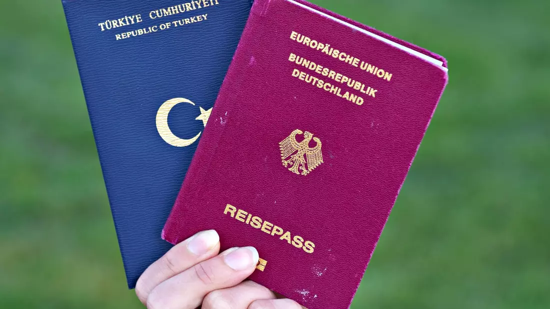 In bestimmten Fällen war die doppelte Staatsbürgerschaft schon früher möglich. Seit einer Reform der Ampel-Regierung ist sie generell erlaubt. (Symbolbild) - Bild: Daniel Bockwoldt/dpa