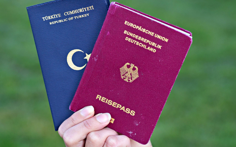 In bestimmten Fällen war die doppelte Staatsbürgerschaft schon früher möglich. Seit einer Reform der Ampel-Regierung ist sie generell erlaubt. (Symbolbild) - Bild: Daniel Bockwoldt/dpa