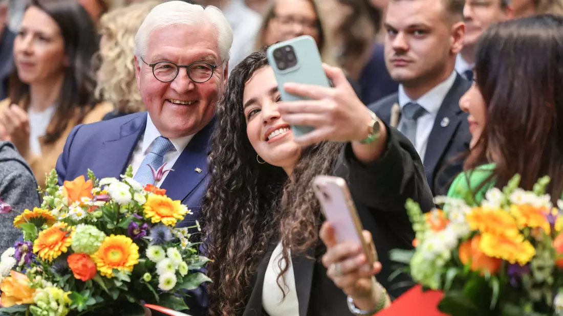 Bundespräsident Frank-Walter Steinmeier nahm im April 2025 an einer Einbürgerungsfeier in Köln teil. (Archivfoto) - Bild: Oliver Berg/dpa