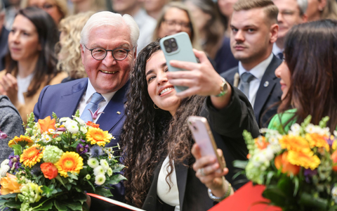 Bundespräsident Frank-Walter Steinmeier nahm im April 2025 an einer Einbürgerungsfeier in Köln teil. (Archivfoto) - Bild: Oliver Berg/dpa