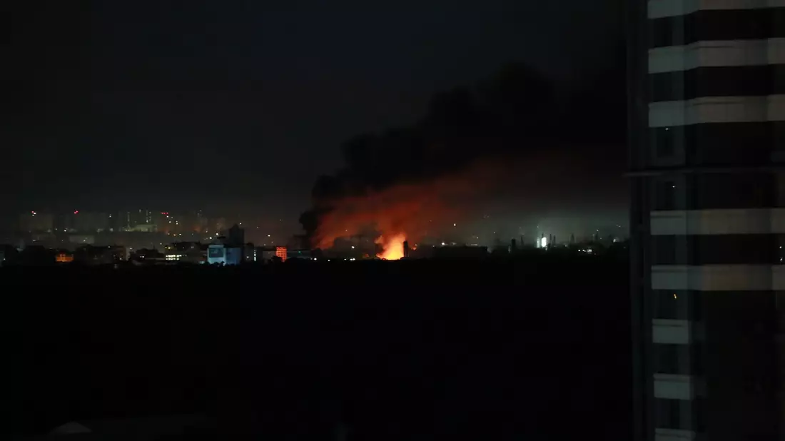 Am Himmel über der ukrainischen Hauptstadt waren Rauchsäulen von Bränden zu sehen. - Bild: Li Dongxu/XinHua/dpa