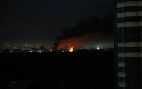 Am Himmel über der ukrainischen Hauptstadt waren Rauchsäulen von Bränden zu sehen. - Bild: Li Dongxu/XinHua/dpa
