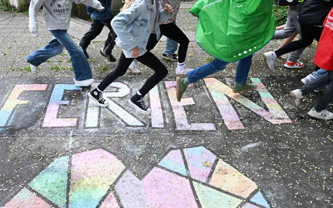 Wann starten sinnvoll die Sommerferien? Der Deutsche Philologenverband hat einen Vorschlag. (Archivbild) - Bild: Bernd Weißbrod/dpa