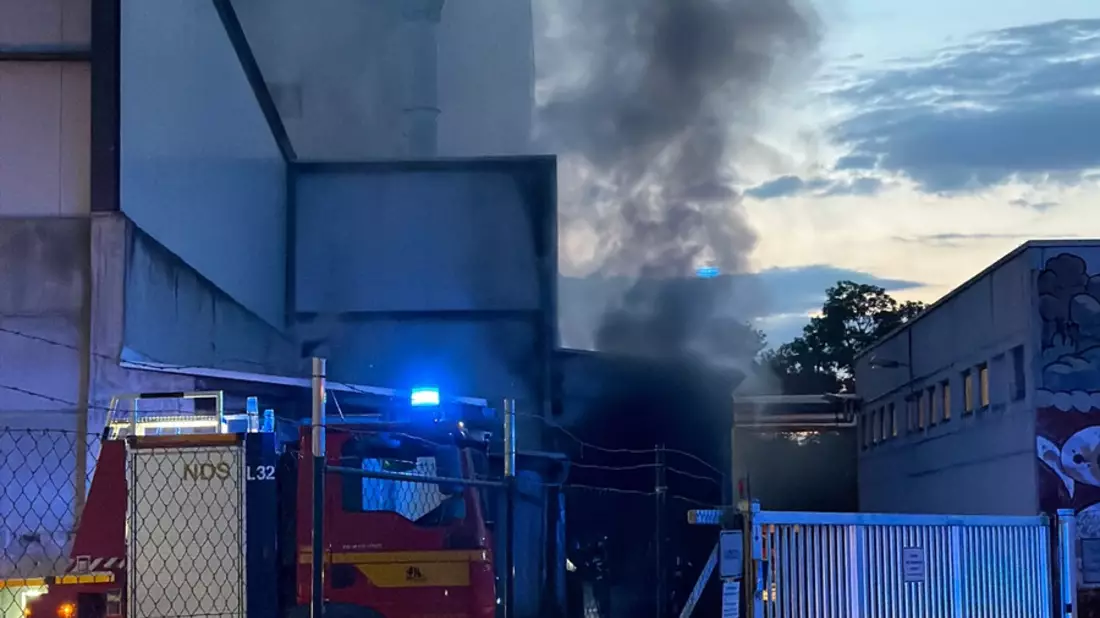 FW Dresden: Nächtliche Brandeinsätze: Brand in einem Heizkraftwerk und Brand eines Containers - Bild: presseportal.de