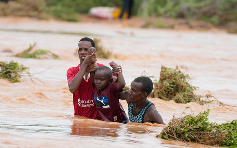 In Teilen Afrikas führt El Nino zu Überschwemmungen (Archivbild) - Bild: Brian Inganga/AP/dpa