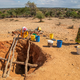 Die Suche nach Wasser bestimmt das Leben der Familen in Dürrezeiten (Archivbild) - Bild: Aaron Ufumeli/AP/dpa