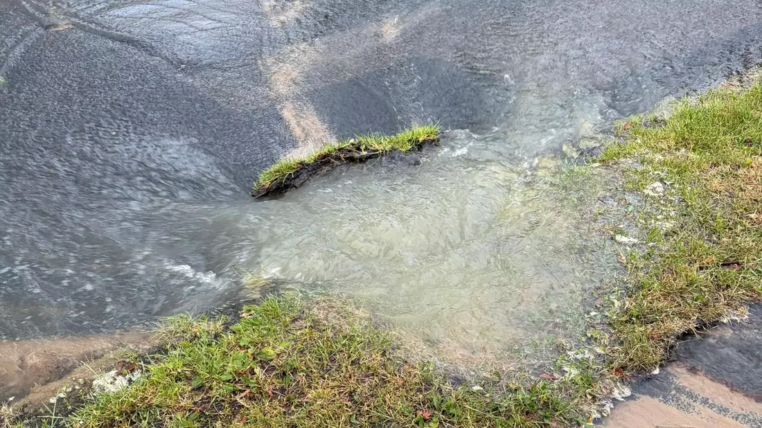 FW Hünxe: Wasserrohrbruch flutet Straße - Bild: presseportal.de
