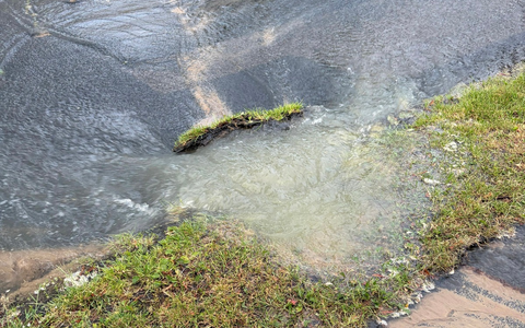 FW Hünxe: Wasserrohrbruch flutet Straße - Bild: presseportal.de