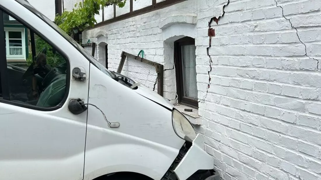 POL-GM: Lieferwagen kracht gegen Hauswand - Bild: presseportal.de