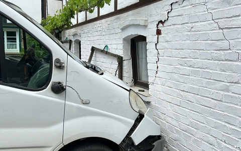 POL-GM: Lieferwagen kracht gegen Hauswand - Bild: presseportal.de