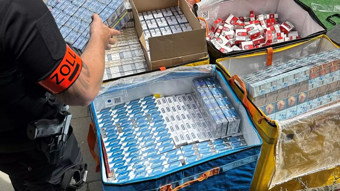 ZOLL-DD: Jahresbilanz 2025 des Zollfahndungsamtes Dresden/ - 1.026 Ermittlungsverfahren gegen 1.135 Tatverdächtige eingeleitet - 11,9 Mio Zigaretten, 9,7 Mio ml Substitute, 11,5 Mio Euro sichergestellt - Bild: presseportal.de