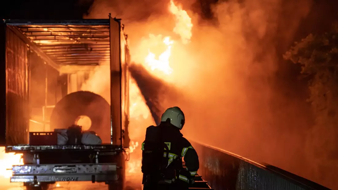 FW-MK: Brennender Sattelzug am Stenglingser Weg - Bild: presseportal.de