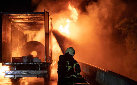 FW-MK: Brennender Sattelzug am Stenglingser Weg - Bild: presseportal.de