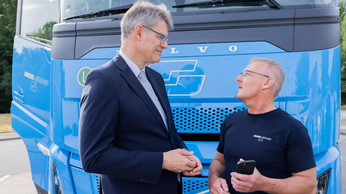 Lkw-Fahrerinnen und Lkw-Fahrer sollen laut Minister Schnieder (links) profitieren.  - Bild: Rolf Vennenbernd/dpa