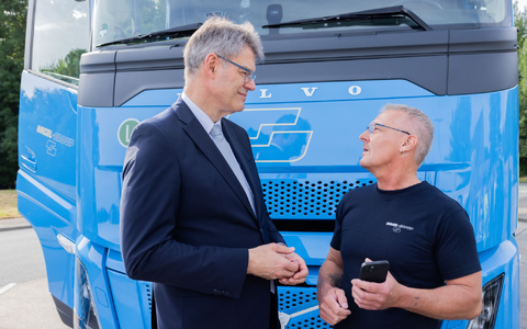 Lkw-Fahrerinnen und Lkw-Fahrer sollen laut Minister Schnieder (links) profitieren.  - Bild: Rolf Vennenbernd/dpa