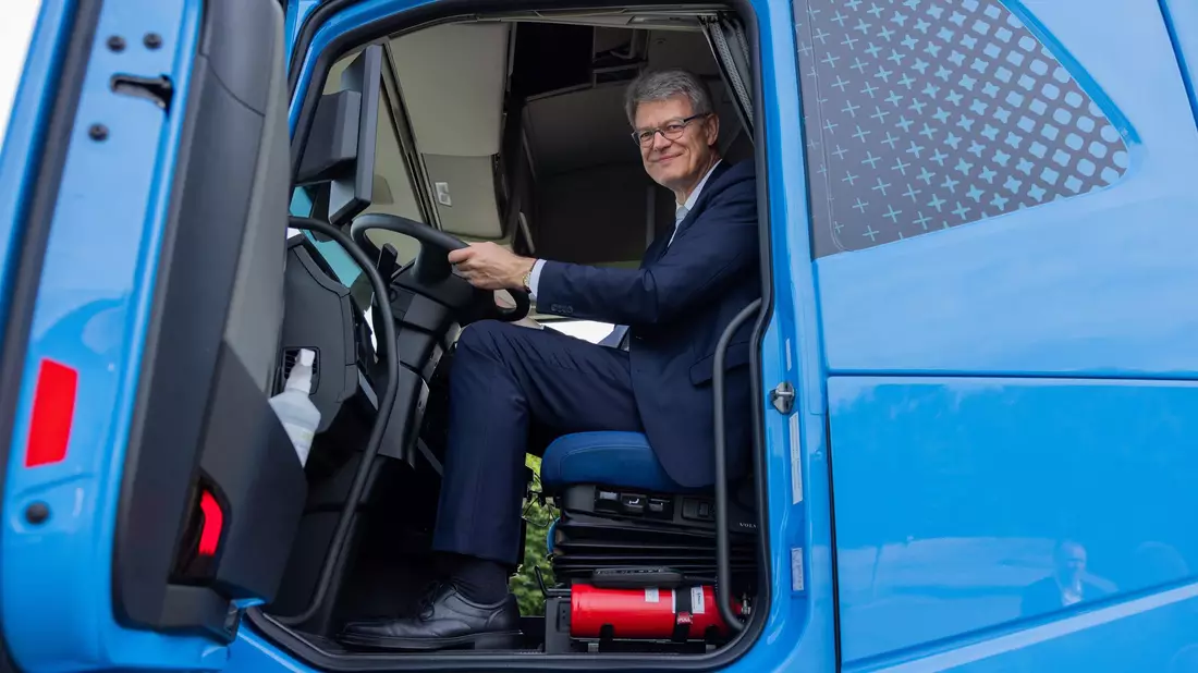 Der Bundesverkehrsminister gibt den Startschuss für das SID-Tool.  - Bild: Rolf Vennenbernd/dpa