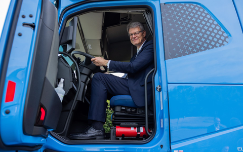 Der Bundesverkehrsminister gibt den Startschuss für das SID-Tool.  - Bild: Rolf Vennenbernd/dpa